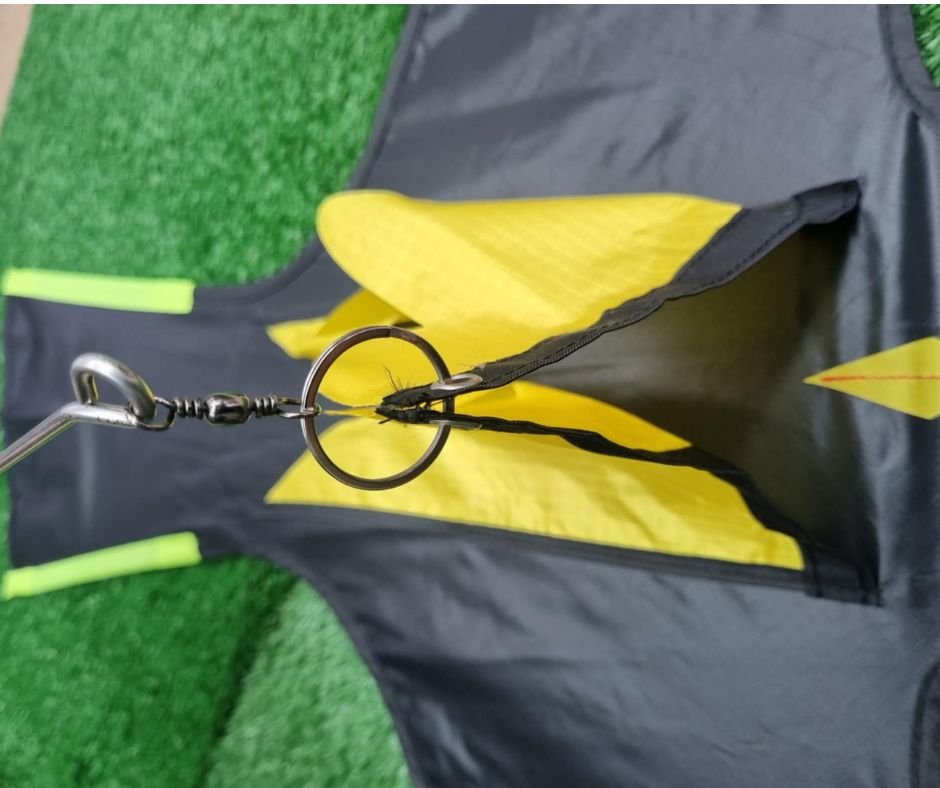 Eco Bird Scarer connecting pole to kite